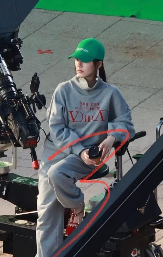 赵露思代言华伦天奴！
赵露思前段时间就在穿华伦天奴了，一直没官宣代言，现在已经开