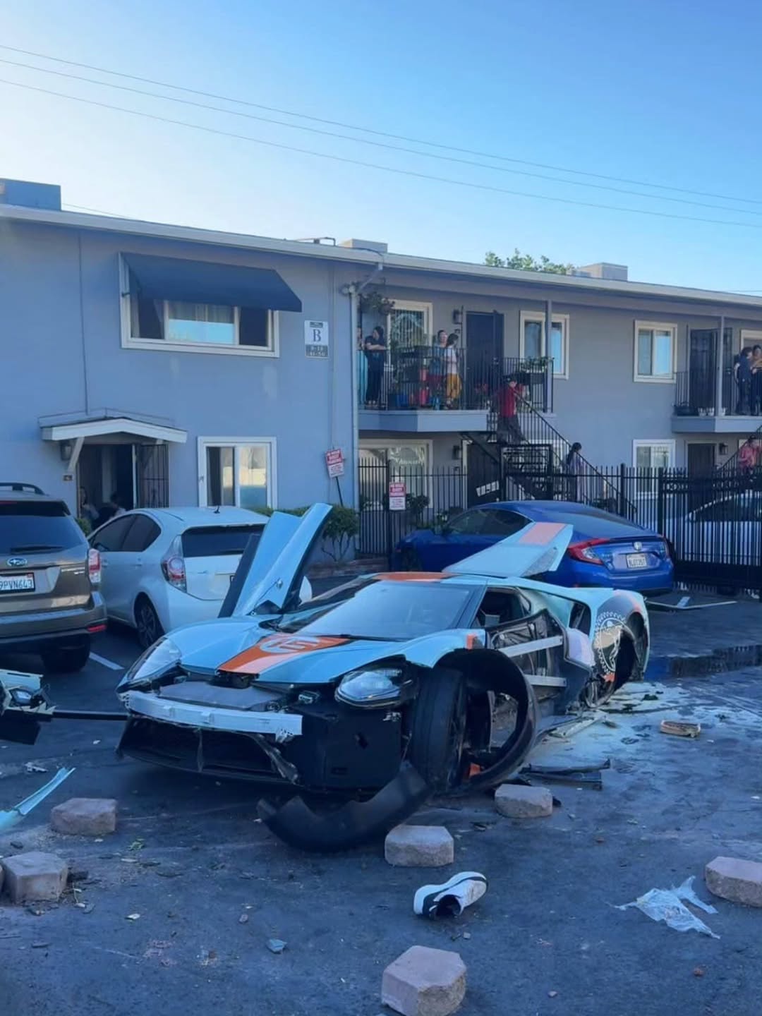 美国🇺🇸坠毁一台蓝色福特Gt