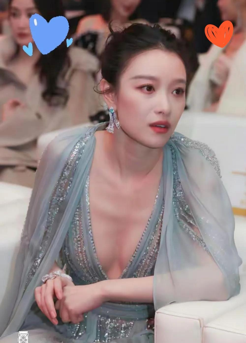 倪妮穿件西装，没穿内衣，全网炸了。不是露肉，是露气场。Alaïa那件衣服，背后空