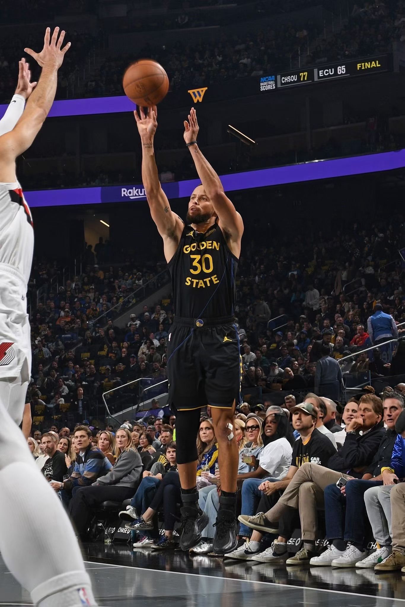 一场球两支队三位球员穿着李宁…嘿！ 