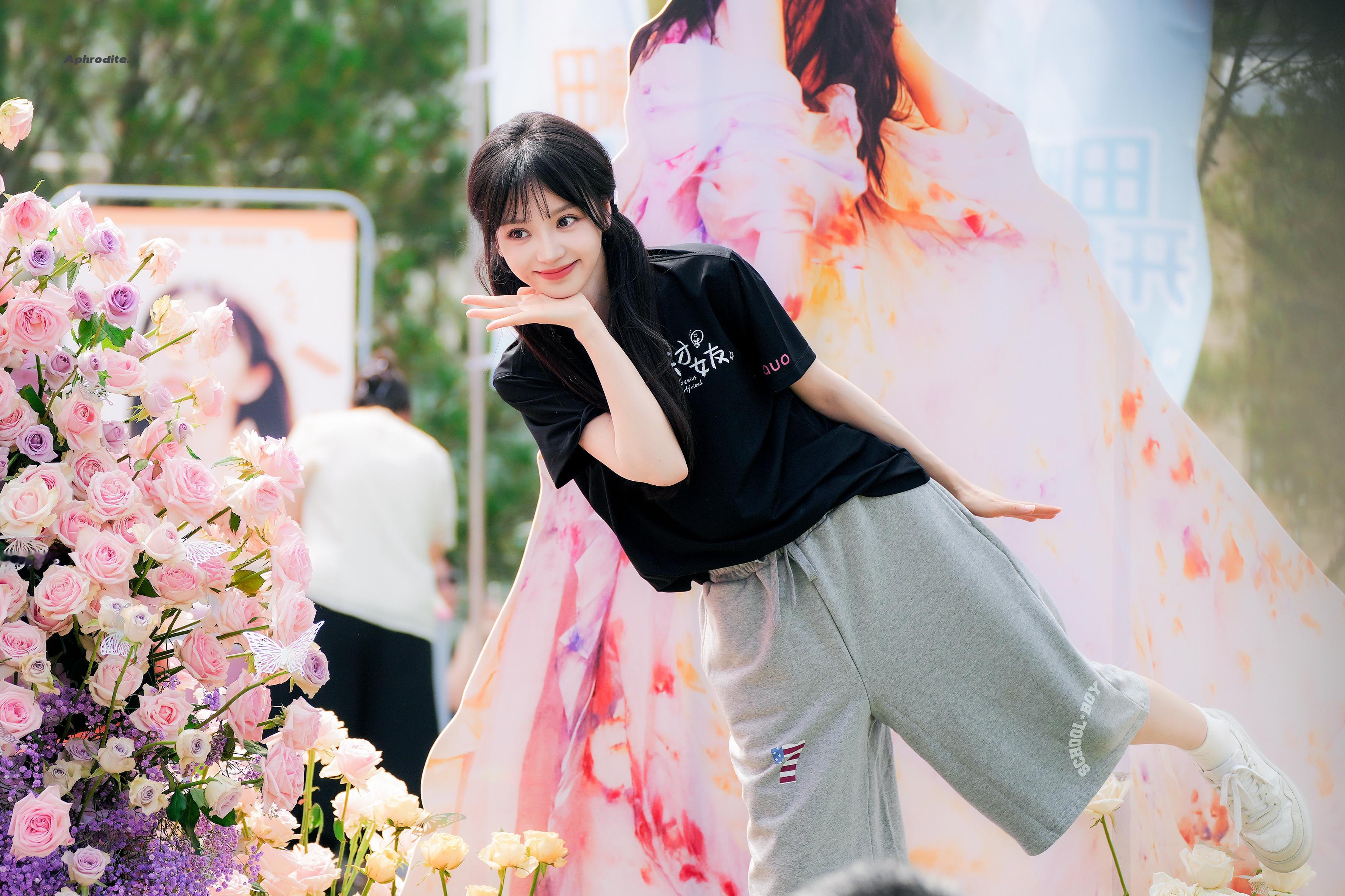 黑色T恤➕灰色短裤田曦薇怎么就能穿的真的软萌呢 