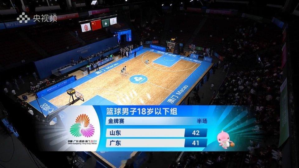 半场结束，广东队被反超1分。U18的队伍夹带了多少私货？关键时刻没人能用~ 