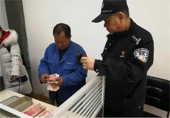 2018年，李付明花了5块钱，回收一只旧煤炉。不料清理煤炉时，竟掏出一铝制饭盒，
