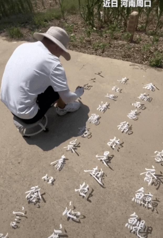 “终于火到央视了！”河南周口，一名男子大热天在家闲的没事干，他不去上班，也不待在