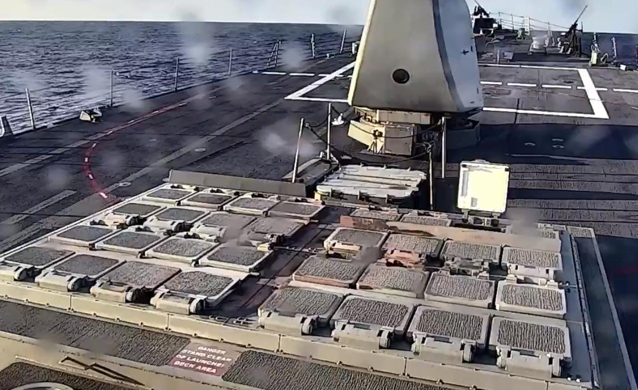 周二，美国海军驱逐舰约翰·芬号（DDG 113）向伊朗发射了 13 枚战斧巡航导