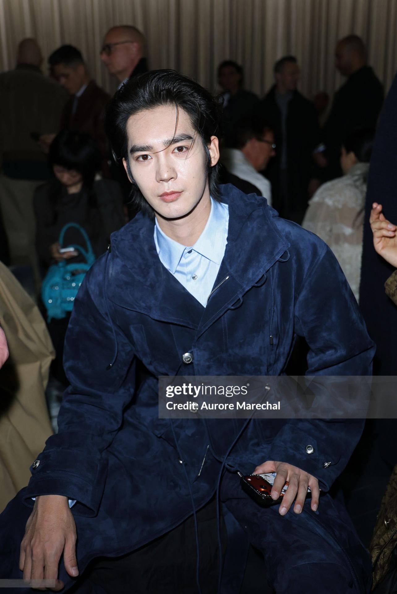 于适｜迪奥大秀 G社再度发布一张内场生图，品牌大使于适落座秀场头排～📸男装周巴