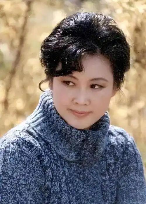 听见李谷一老师的声音，就知道年过完了。@李谷一
除夕夜总是最热闹的，一大家子围着