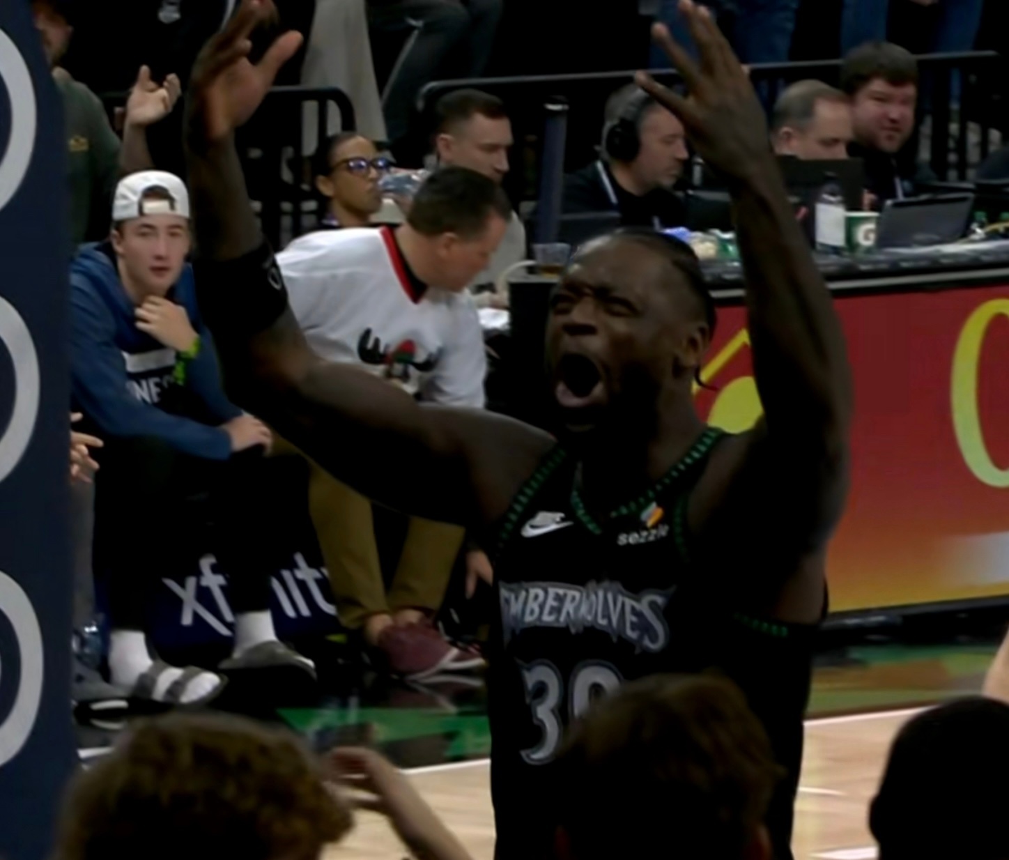 面对老东家，上半场坐牢，第四节过年。德尔已经开始跳舞了