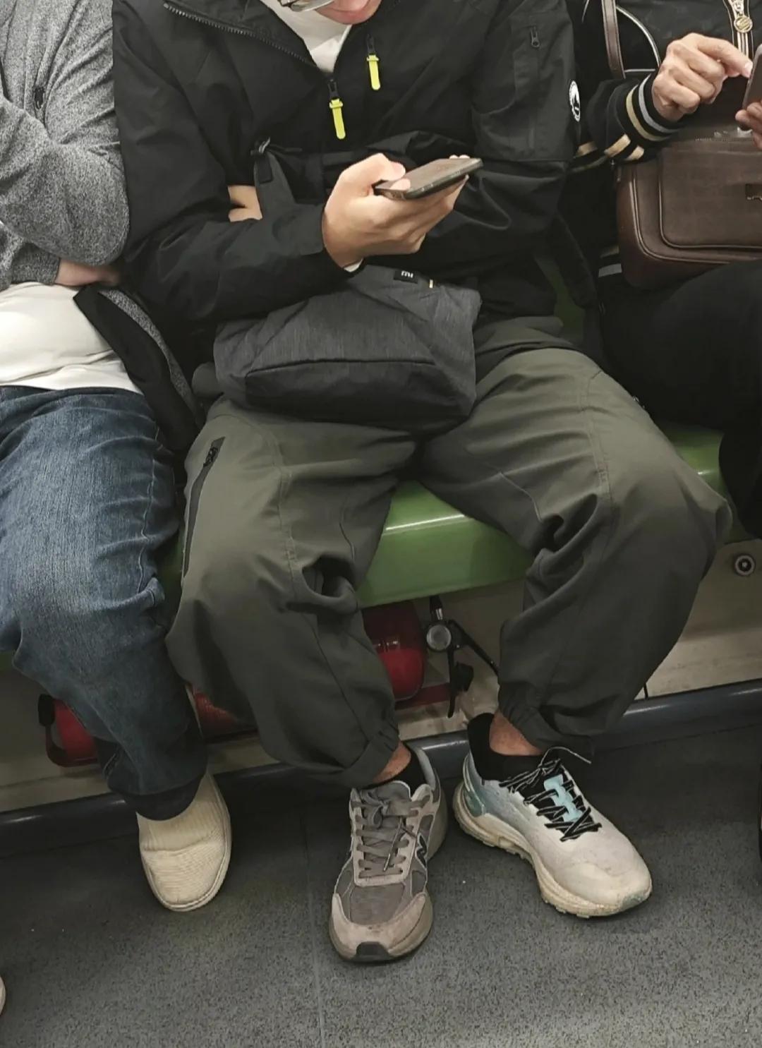 鞋竟然穿成一样一只，这是赶时间没注意吧！