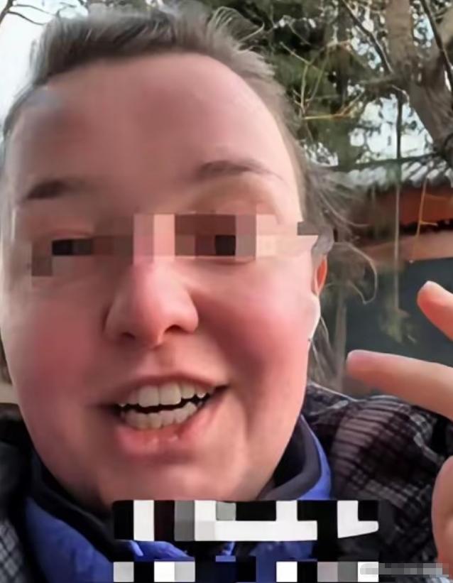 一个26岁英国女孩由于自己胃疼，在英国预约看专科医生，需要等待86天，她等待了8