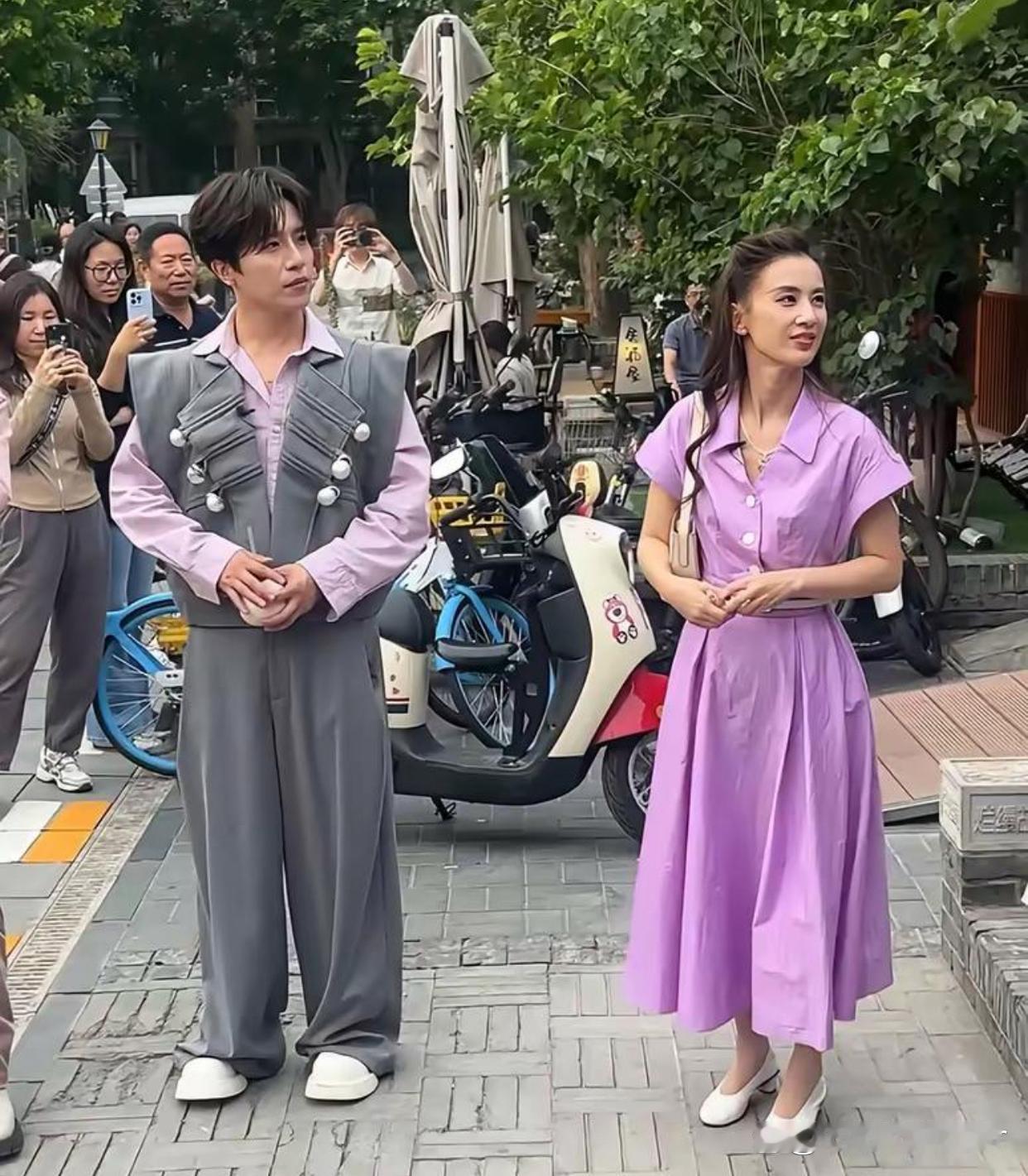 那个在《功夫》中饰演哑女，没有一句台词，却清纯得如山泉里的鹅卵石般的女子，如今竟