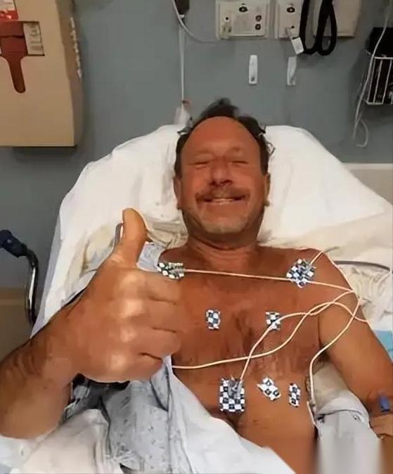 当年，美国一男子在海底潜水捕捉龙虾时，突然被15米长的座头鲸整个吞下，本以为生死