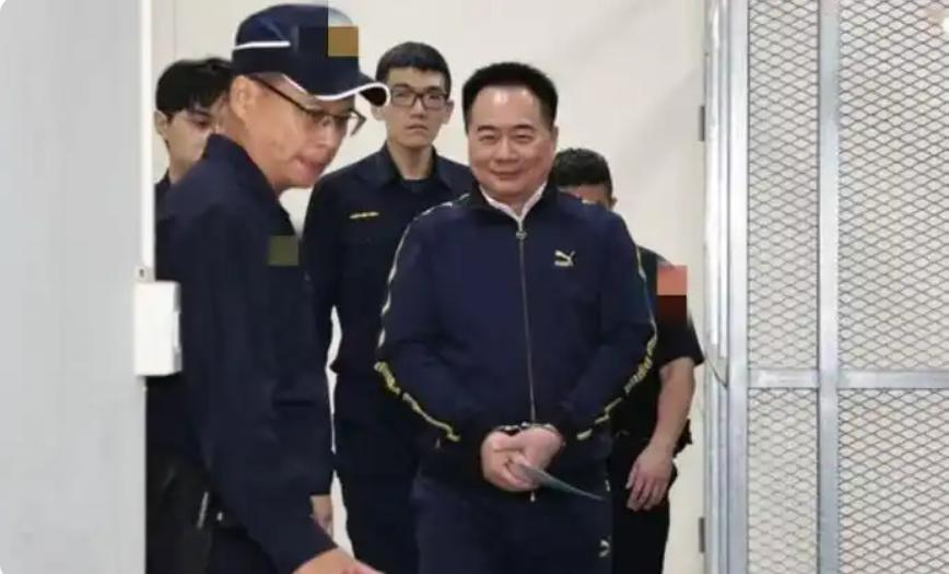 台湾的“毒蛙”们就不必多说了，大陆这边主要是与美西方勾连极深、利益相关的人。
这