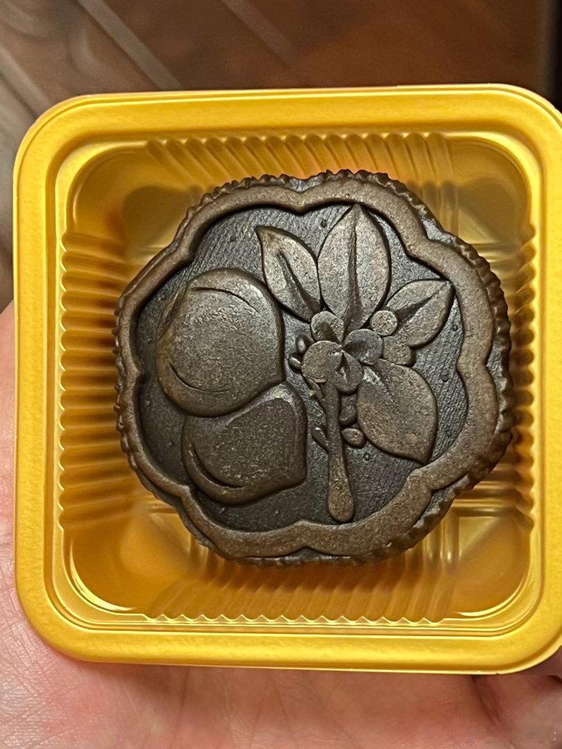 被饿醒的深夜是在一两点钟的时候我还是要起来吃一个月饼否则睡不着朋友送的八个月饼就