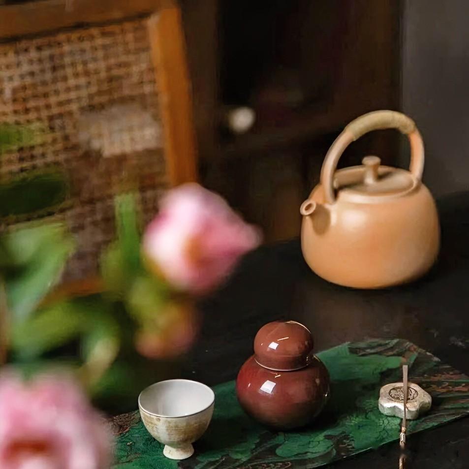 普洱茶为什么会被这么多人喜爱?

窗外的喧哗渐渐远去，只余下满室的静。这静里，有