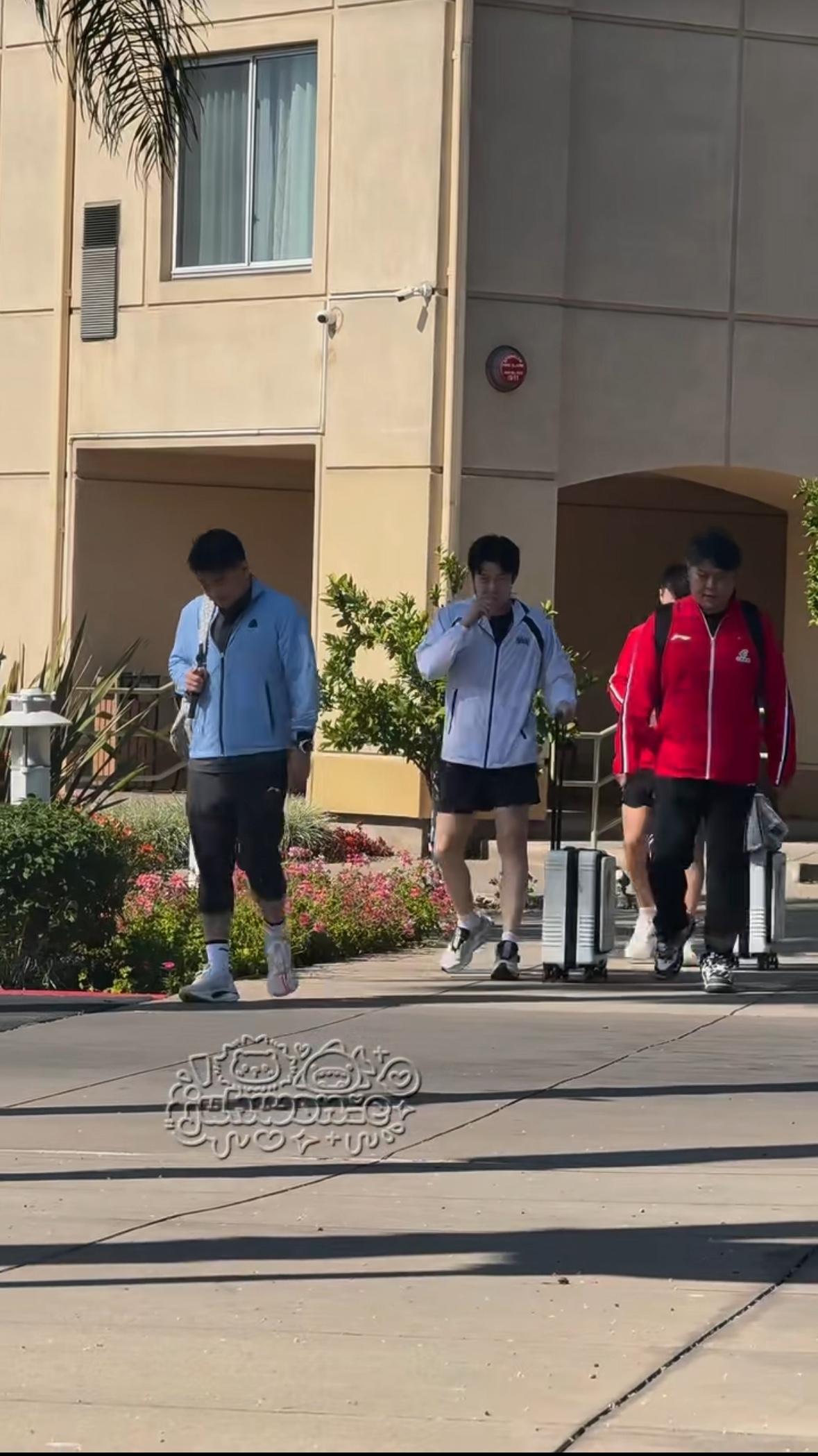 王队长上训第一天，身边两位教练都在，一边一个，真是捧着这个宝！
楚钦上衣和短裤的