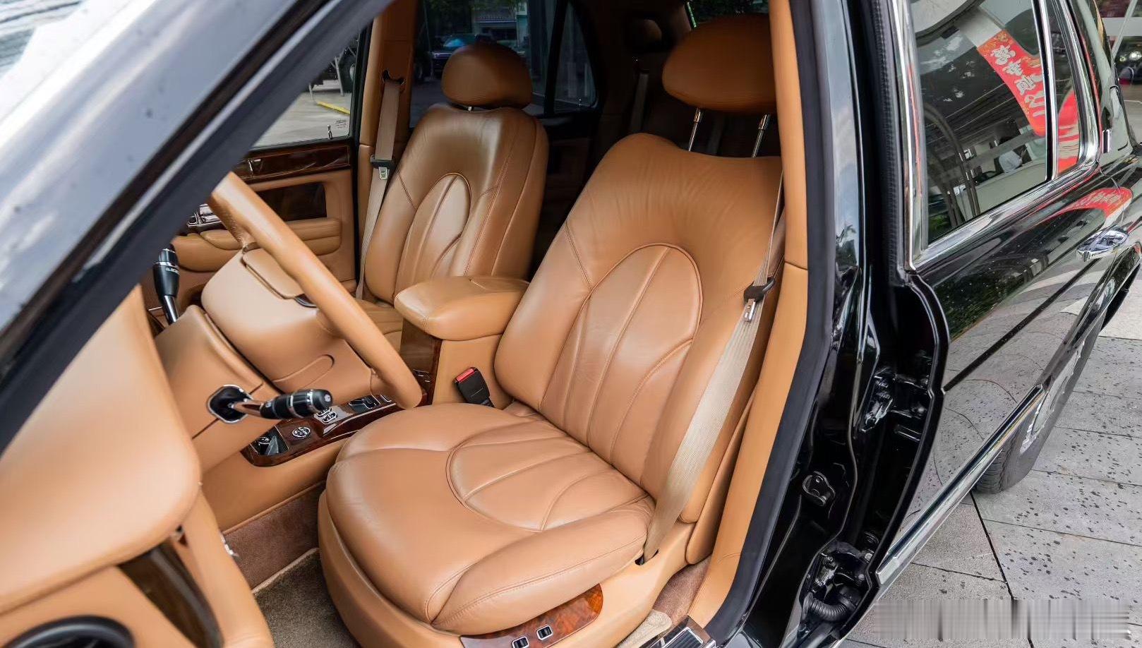 【经典永驻｜劳斯莱斯银天使】黑色外观，棕内温润如初。2001年上牌，3.8万公里