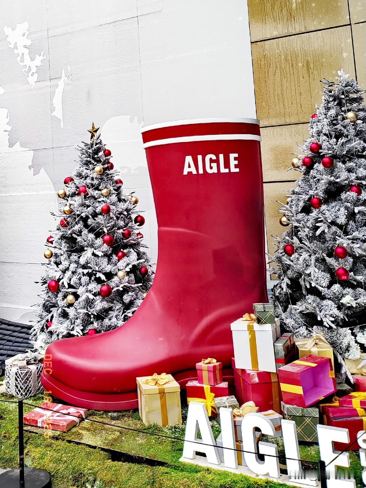 今天来到万象城，

滚梯旁美景如画，

年末已至巧装扮，

2025还有15天，