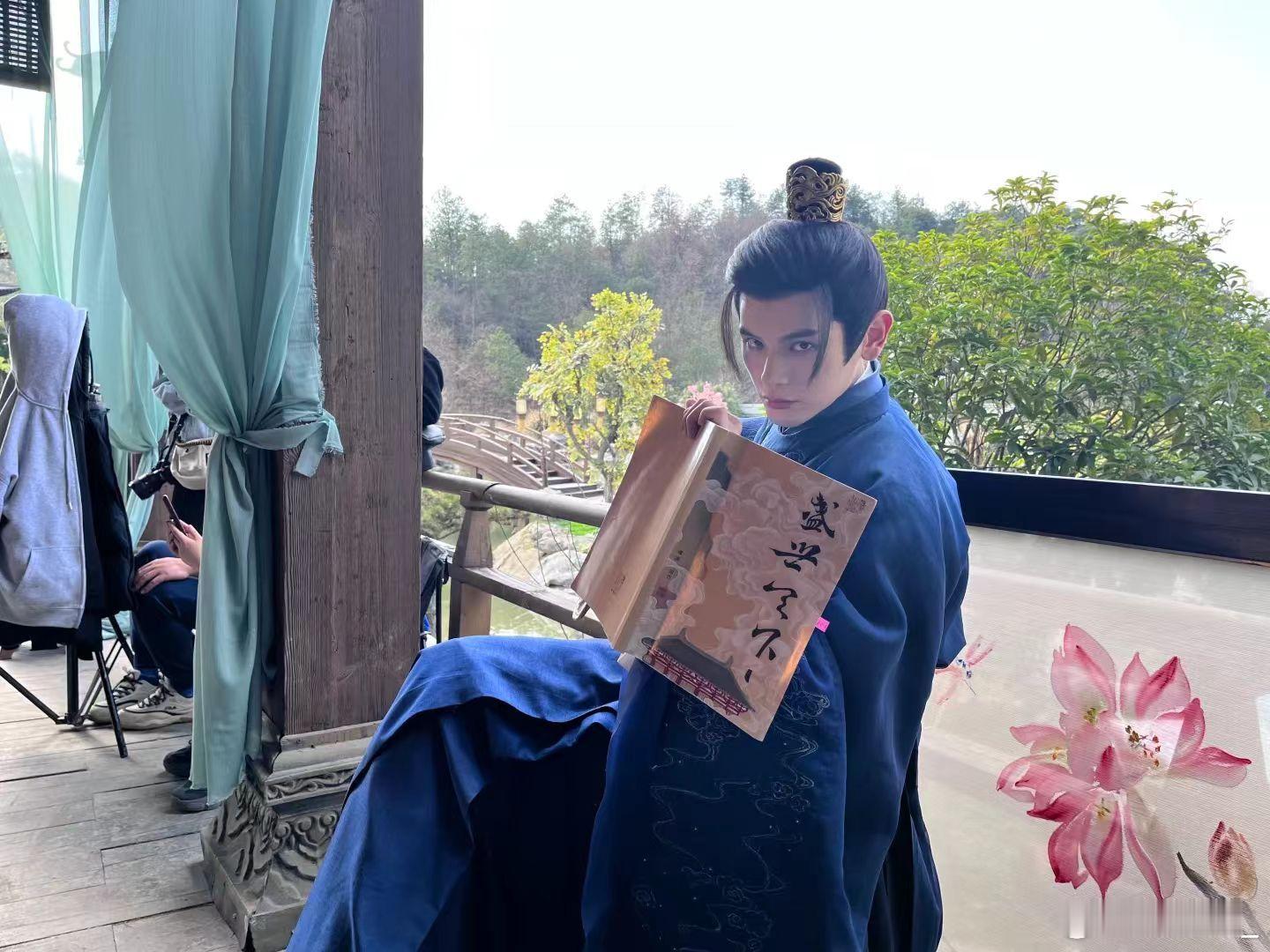 姚弛现身西溪湿地洛克王国世界活动现场跟小洛克们互动，小洛克印象穿搭实力勇闯洛克王