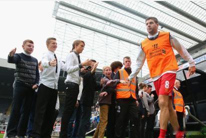 【英超-杰拉德百球斯图里奇破门 利物浦2-2十人纽卡】10月19日， 英超第8轮