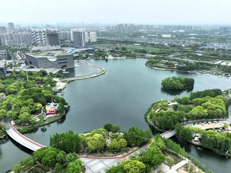远香湖是上海西部最大的人工湖，也是嘉定新城的一枚翡翠。
 
湖面曲折蜿蜒，湖中有