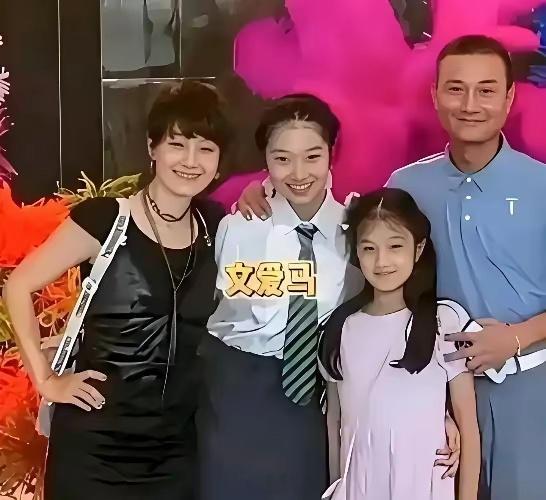 文章开饭店了，还把饭店开在了马伊琍的老家上海，叫“八號院儿”，非常有老陕味道的一