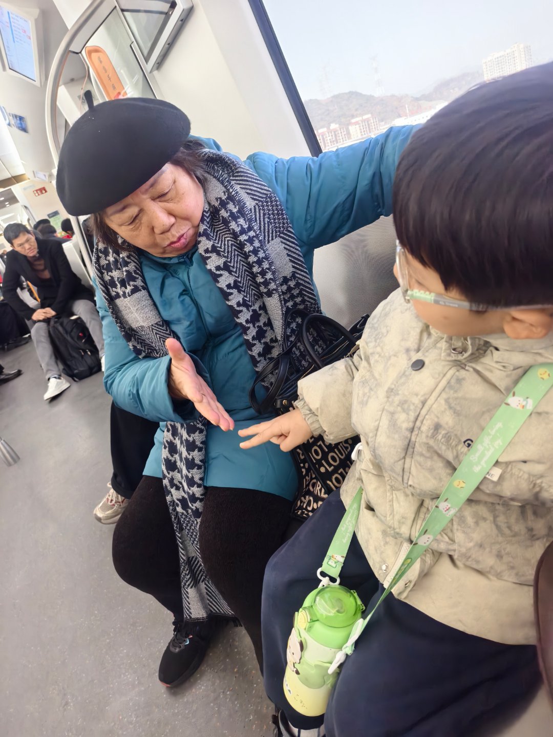 虽然奶奶有五个孙女，但是家里人都知道奶奶最疼我可能因为我是她第一个孙女，可能因为