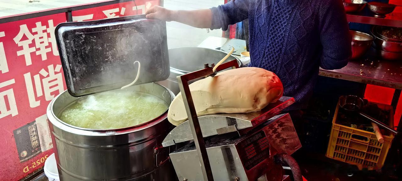 AI＋餐饮，已经在西安深度实践！终有一天，我们会吃上机器人做的汇通面！