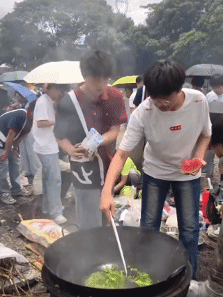 当学生第一次炒菜做饭，看到他们放盐那一刻我惊讶到了，再看到他们放肉，真是没话说了