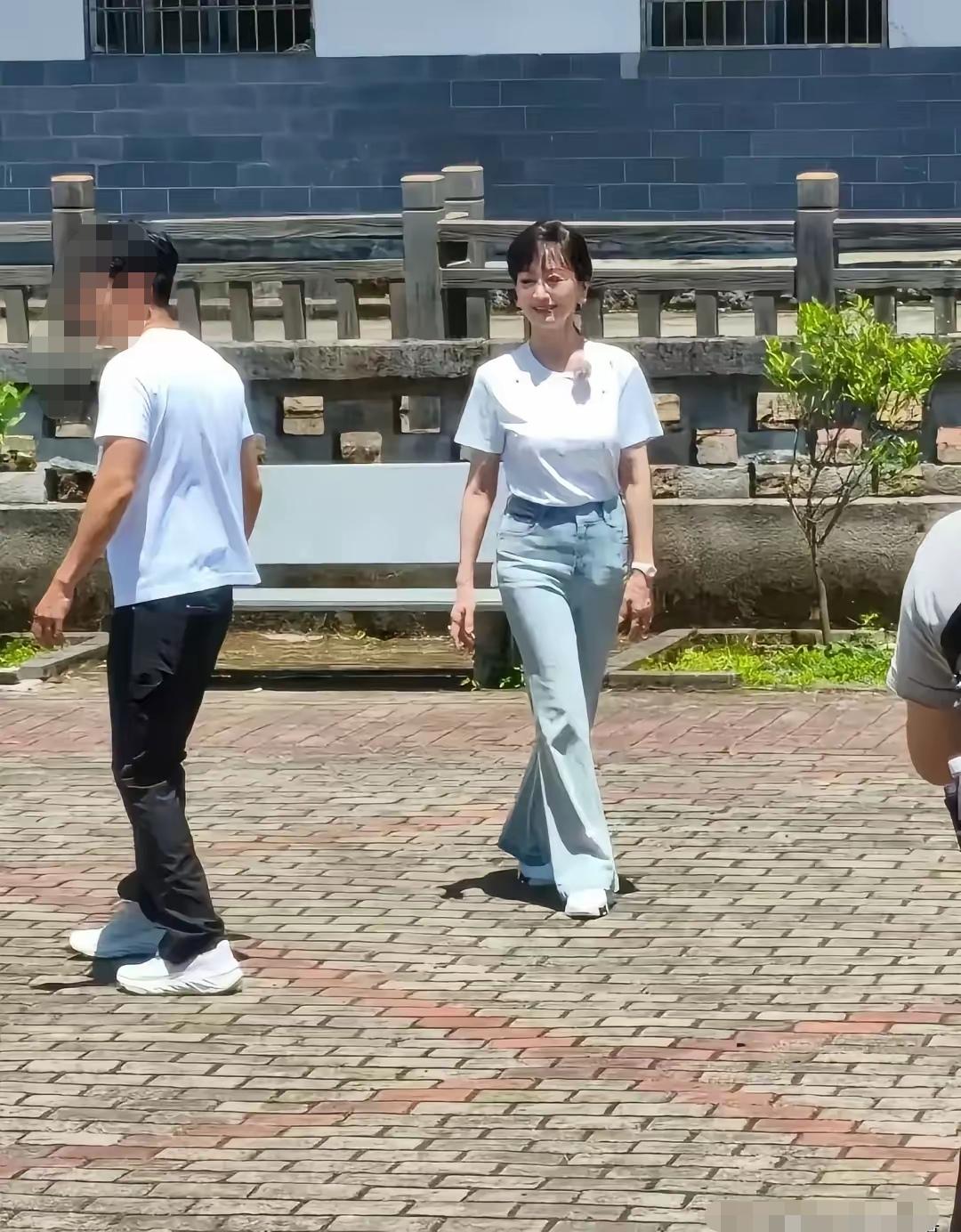 实话实说中国有两个明星奶奶有得一拼。精力旺盛到令年轻人都汗颜。个人很佩服这两位奶
