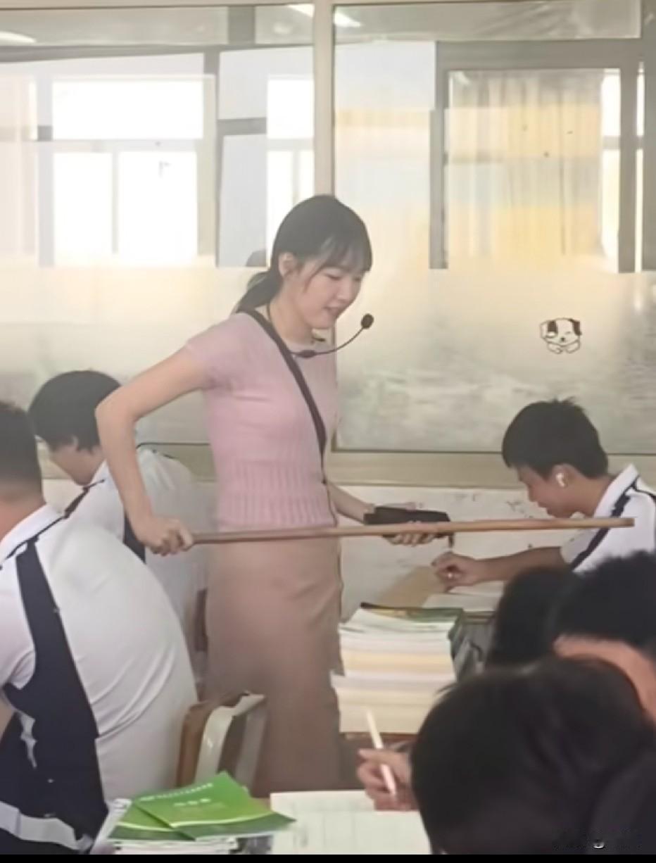 以为是班花，原来是老师[看]