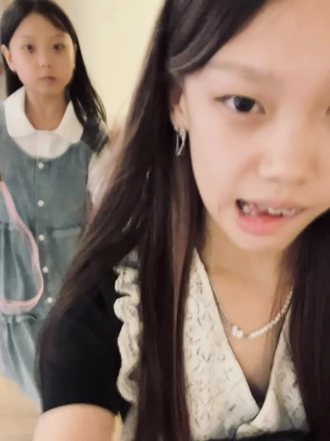 两人的自拍在朋友圈暴晒