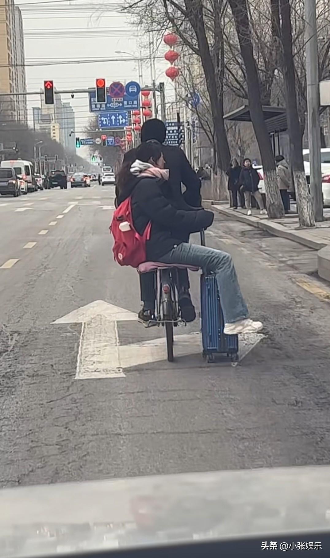 这一幕，把“知足的幸福”演活了
 
幸福，既不属于穷人，也不属于富人，而是属于知