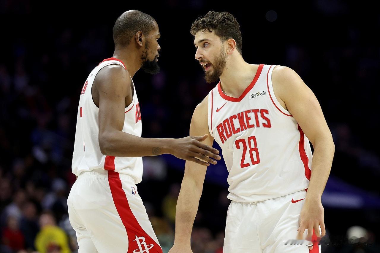 乌杜卡不断整活，首节末摆出四堵空间阵容，场上的阵容为卡佩拉+申京+电风扇+阿门+