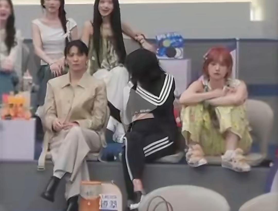 黄灿灿浪姐候场的时候她大大咧咧叉开腿坐着，整个人放松到完全没偶像包袱。

跟旁边