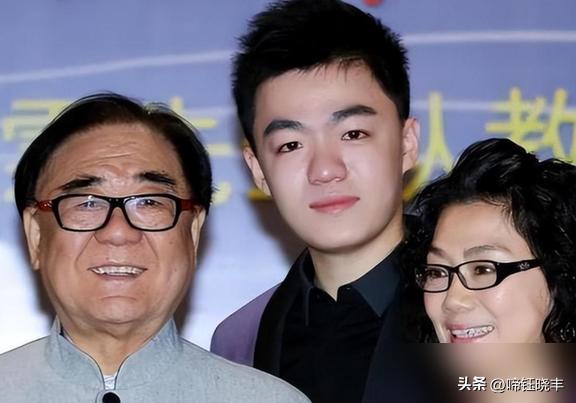 金铁霖去世前攥着马秋华的手，气若游丝，翻来覆去就挤出来一句话：”秋华，一定……要