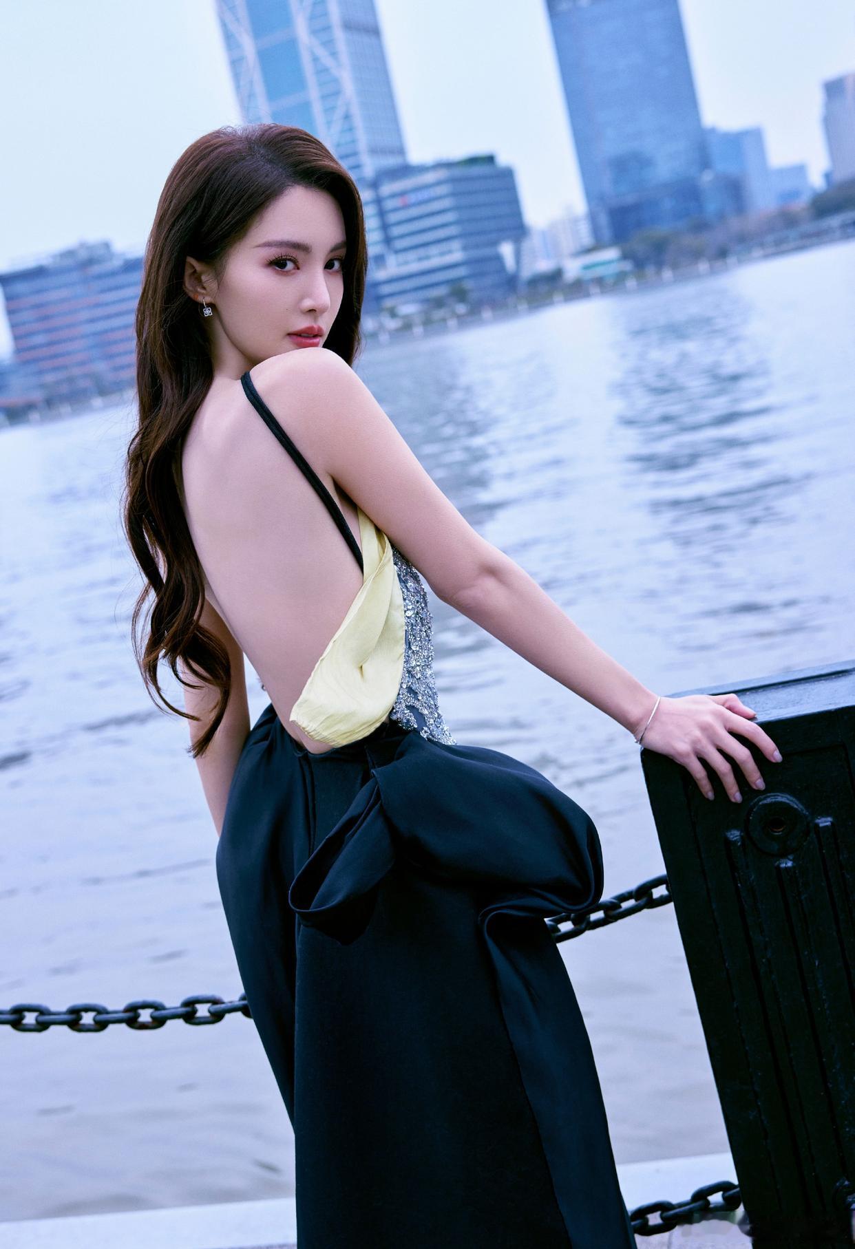 金晨这高定肚兜裙，那美背简直是惊艳全场，美翻了啊！ ​​​