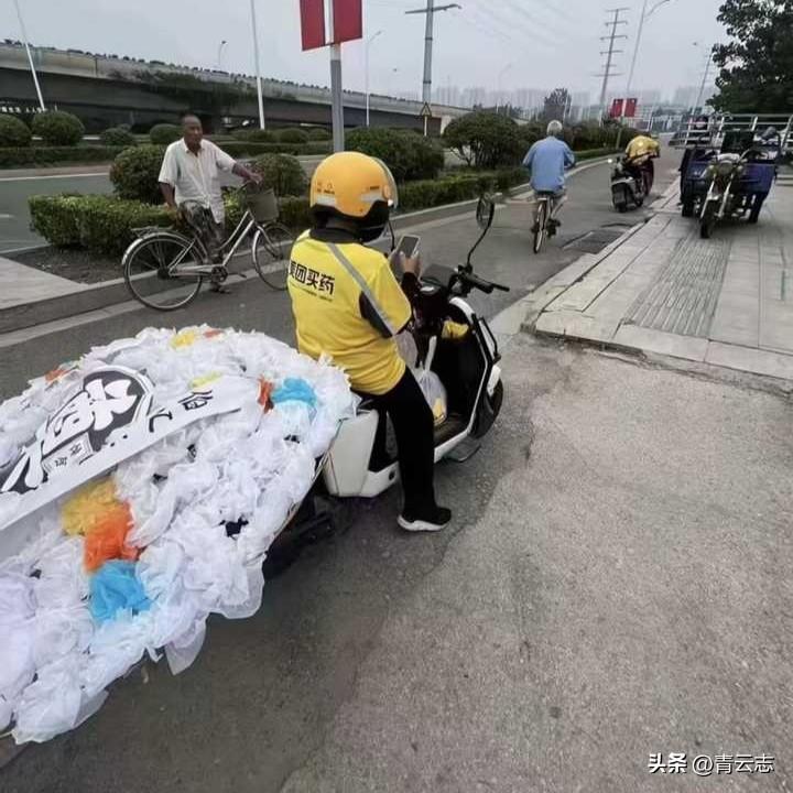 你说这送单送得邪乎不？美团买药的小哥，车上拉着个做好的花圈往人家那儿送，这一路回