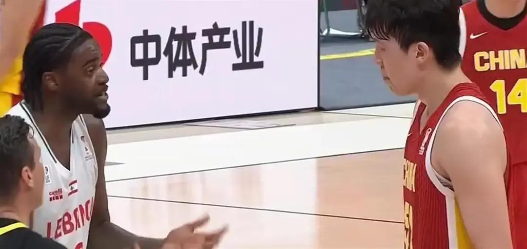 太解气了！杨瀚森直接把貌似对手打趴下！黎巴嫩归化中锋芬德博克赛前豪言自己比杨瀚森
