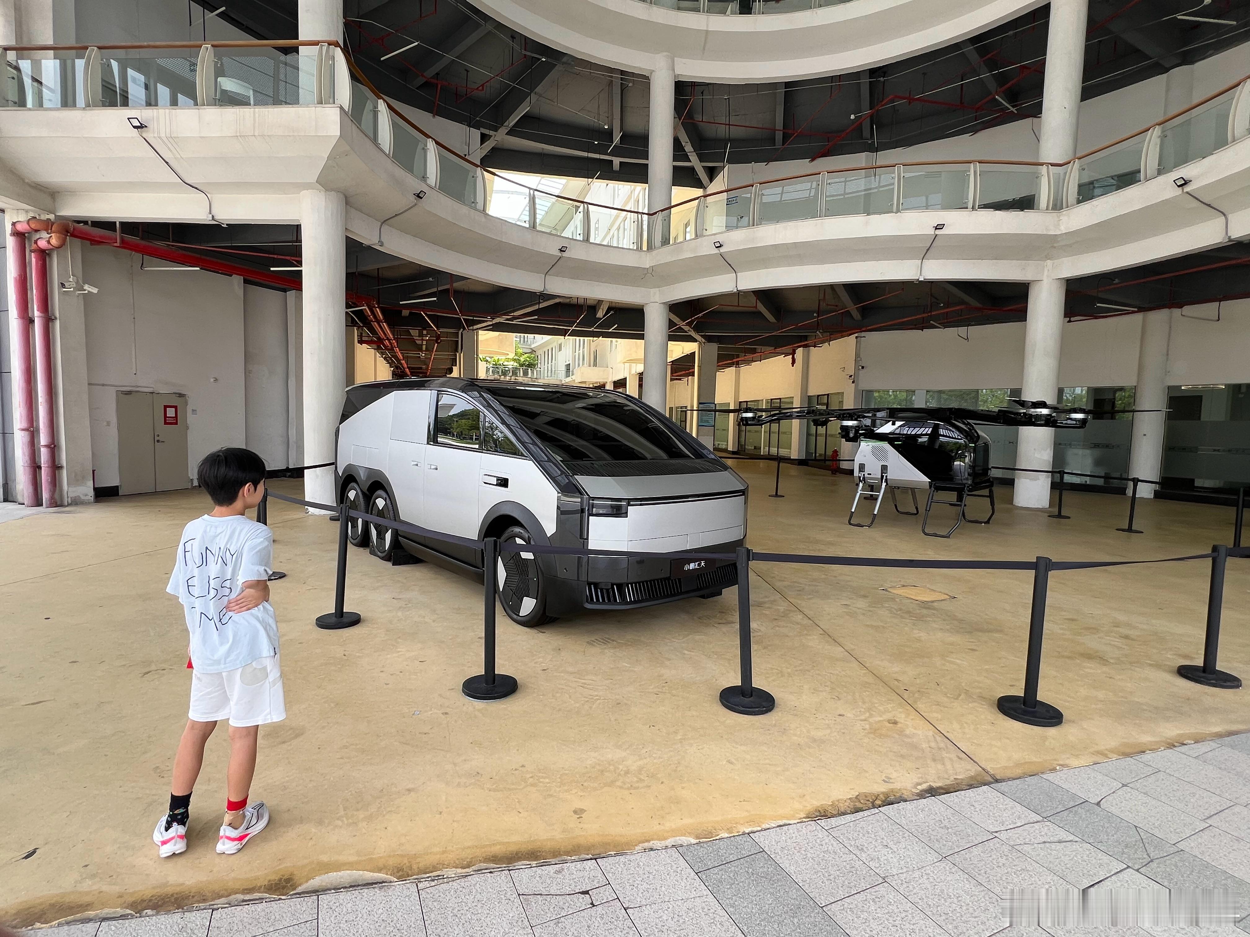 小朋友对“飞行汽车”这四个字比大人更敏感些，听说量产工厂也已经封顶了，“陆地航母