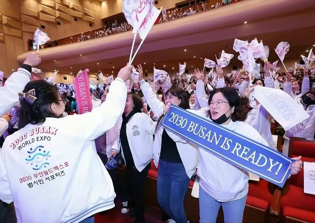 准备庆祝的韩国人痛哭流涕。
韩媒称，经过547天激烈角逐，釜山遗憾落败，沙特用“