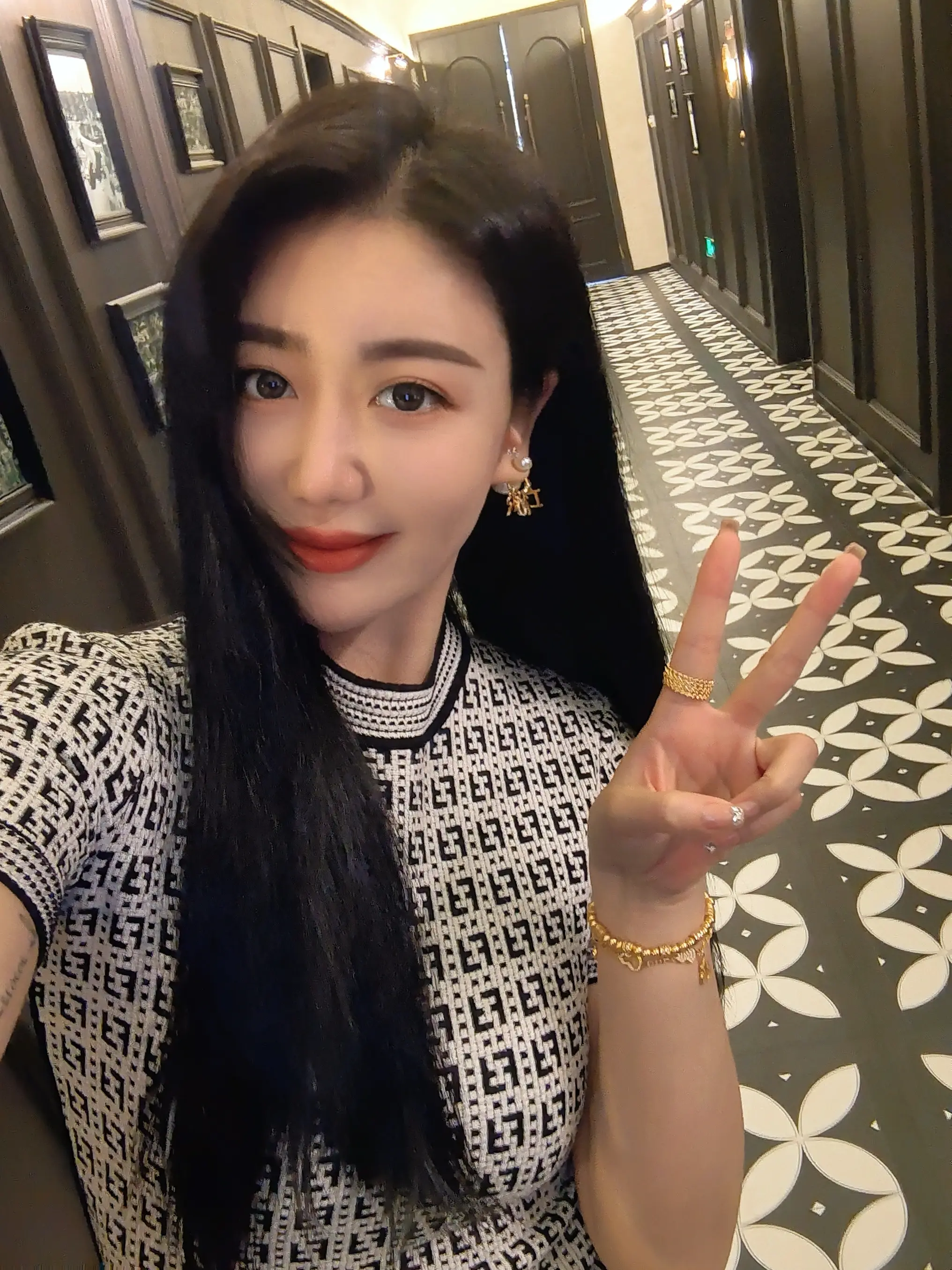 可不可以一直做小孩，这个世界又不缺大人。