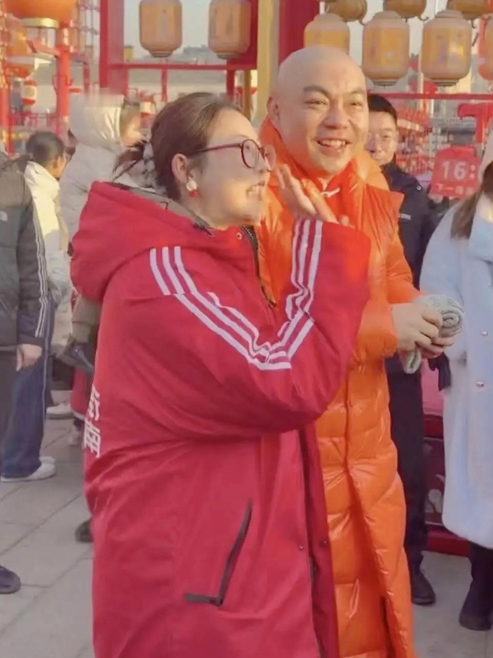 42岁喜剧演员程野现身二杭老街，标志性憨厚笑容与喜庆穿搭完美融合，为古街注入欢乐