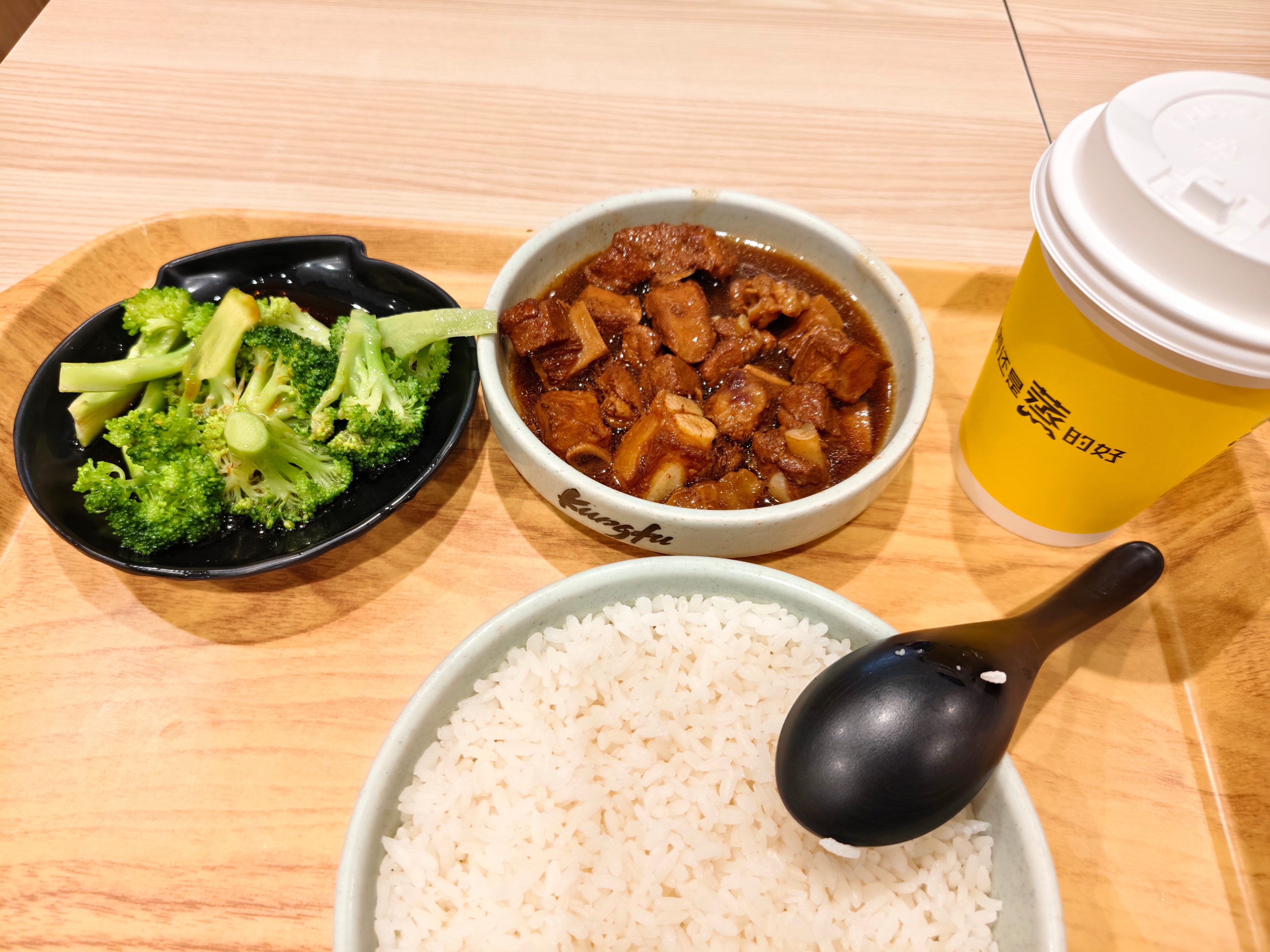 白嫖的午饭就是香，刷龙腾卡在高铁站蹭个饭再走，以前点数都浪费了，后来才知道能吃饭