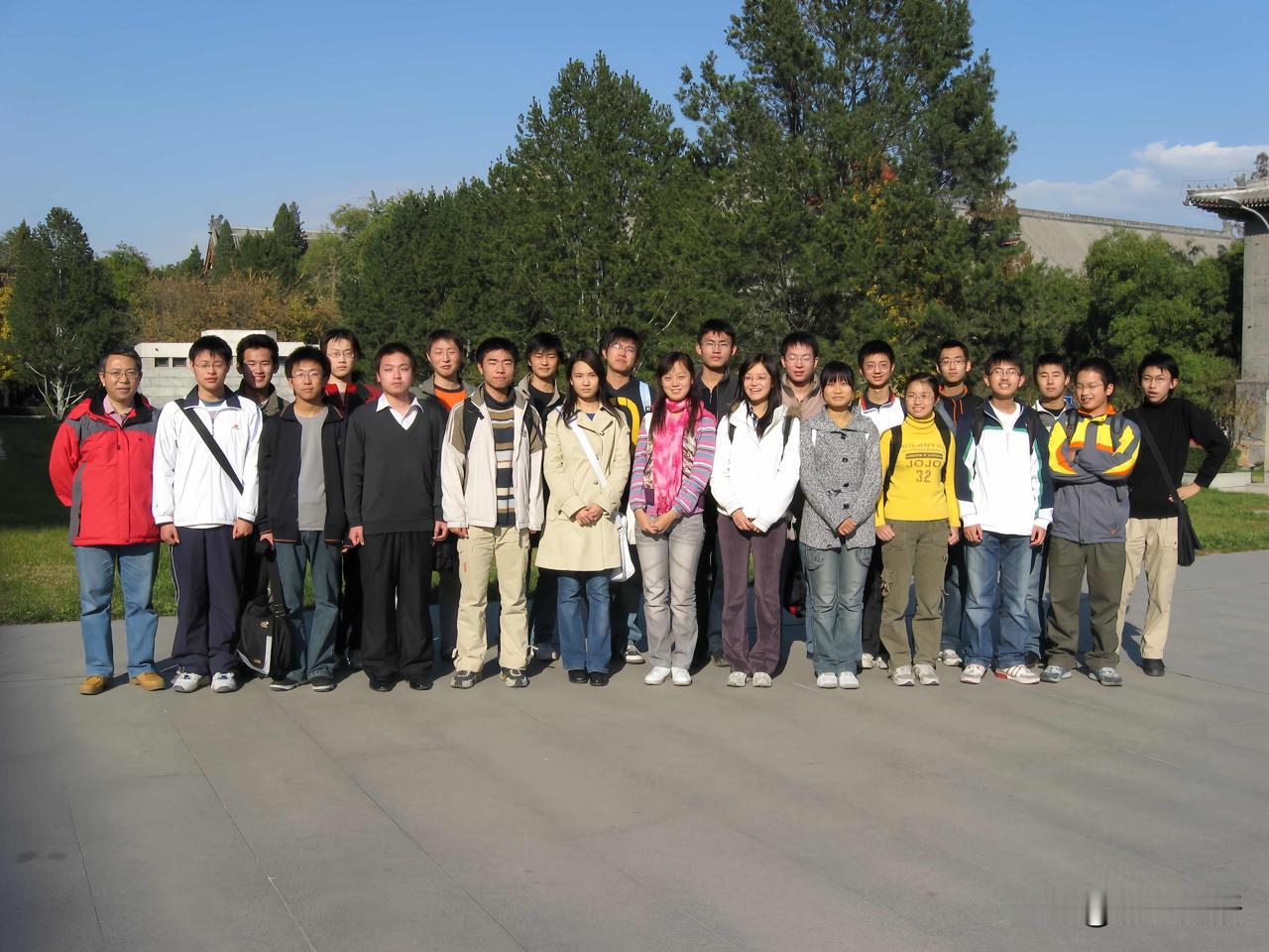 王虹同学晒2007年大一时的合照

当时的王虹还在北大地球与空间科学学院，大二才