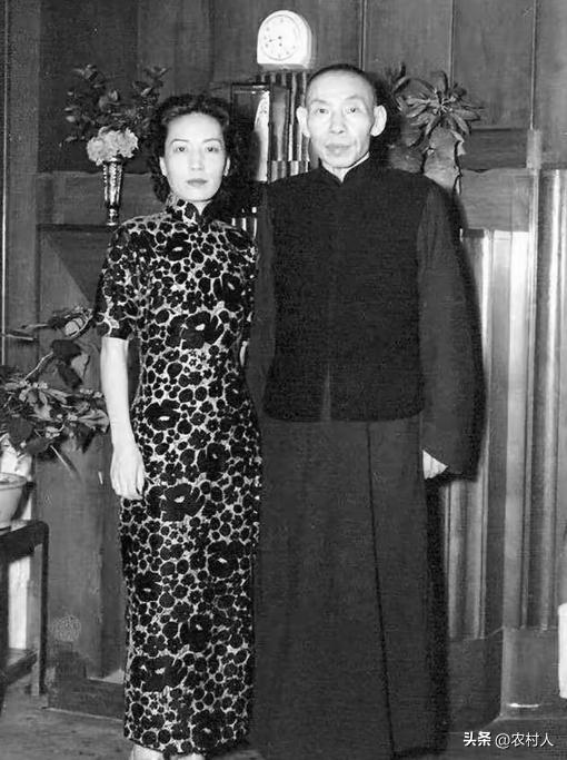 杜月笙身着标志性的黑色长衫，神情严肃。身旁站着的是他的长女杜美如，身着一件花纹旗