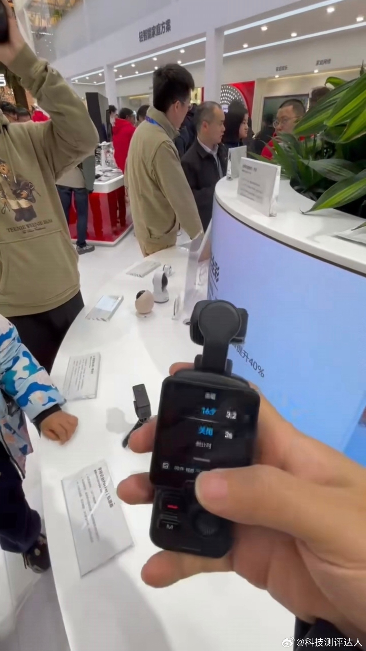 飞宇Feiyu Pocket 4这段时间讨论度挺高，我也看了下配置和设计，确实有