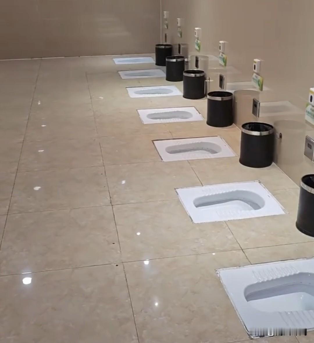 万达商场回应“手拉手坑位”女厕 万达女厕这次可闹大啦！“手拉手坑位”直接成了热门