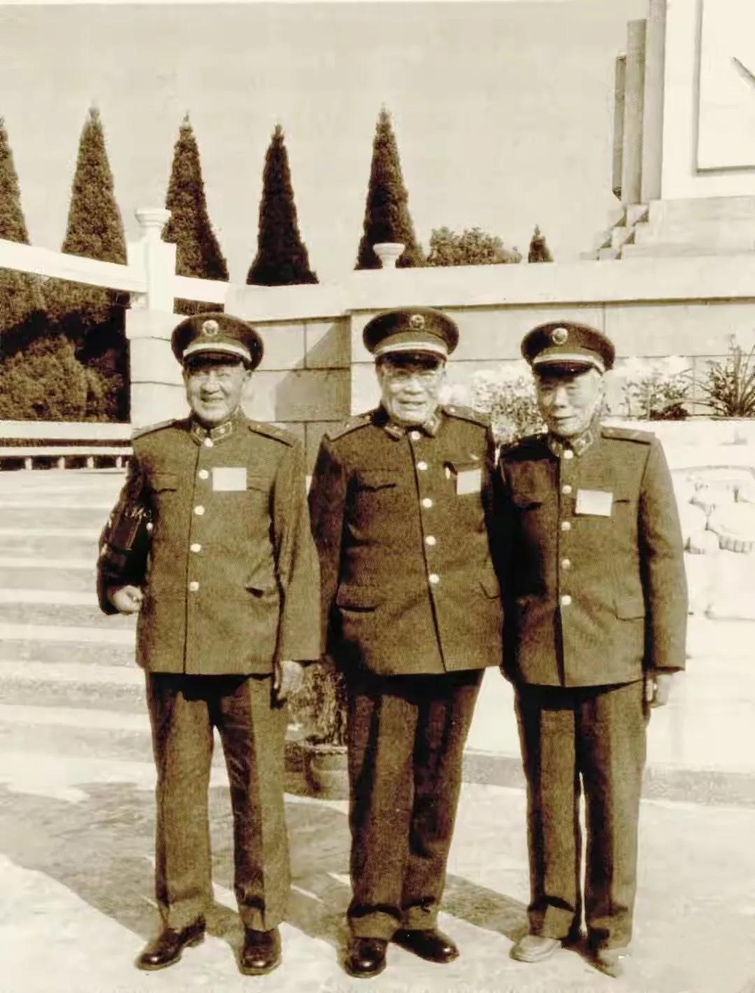 1987年11月，胡奇才中将、罗应怀少将、周世忠少将来到湖北红安烈士陵园，在纪念