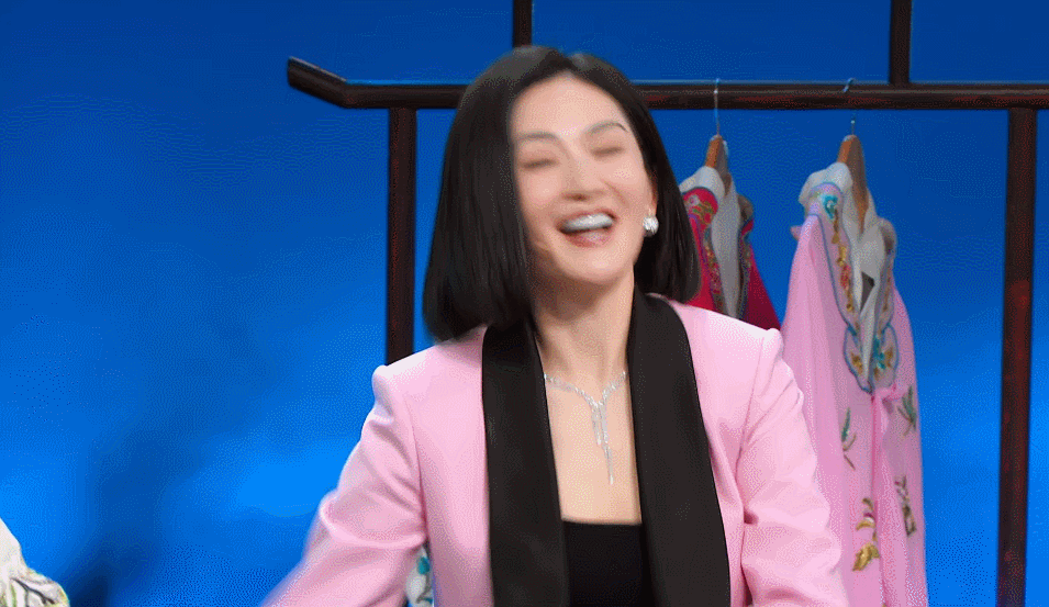 谢娜牛欣欣现场重现刘海砍樵 牛欣欣和谢娜在《笑有新生》的舞台重逢啦~两人十几年前